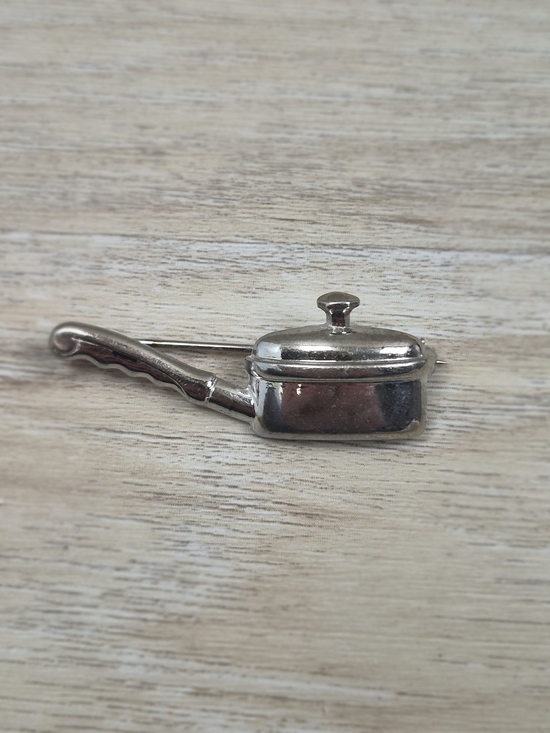 Kitsch Jewelry - ​Vintage Miniature‎ Saucepan Skillet Brooch Pin Silver Tone Kitsch Novelty